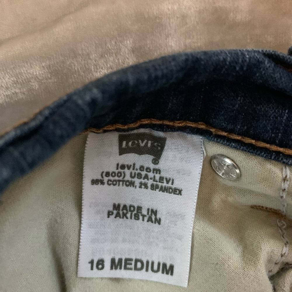 D O N A T E D 
Levi’s size 16 medium perfectly slimming straight 512 EUC - Picture 5 of 5